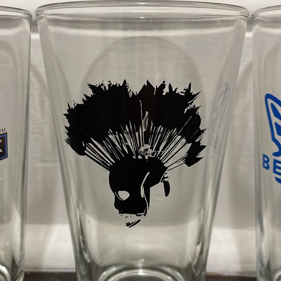 Bundle of 3 Vintage Beer Glasses - Saugatuck Brewing, Robin Hood, and Benchmade - Picture 3 of 5